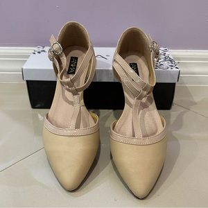 NIB Anna Kylie Beige T-Strap Flats